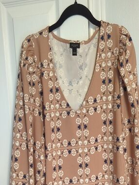 Ann Taylor Tan Floral Grid V-Neck with Navy Accents